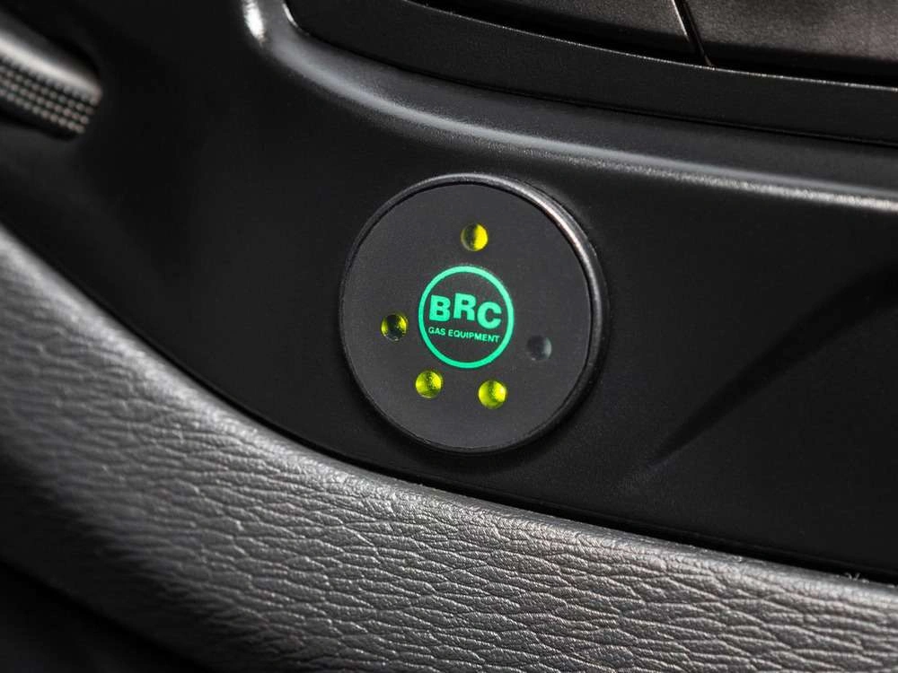 Lada Vesta CNG - фото №15